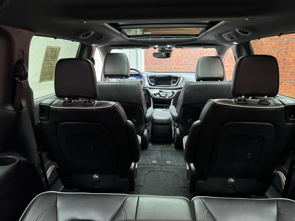 Used 2025 Chrysler Pacifica Limited FWD image 31