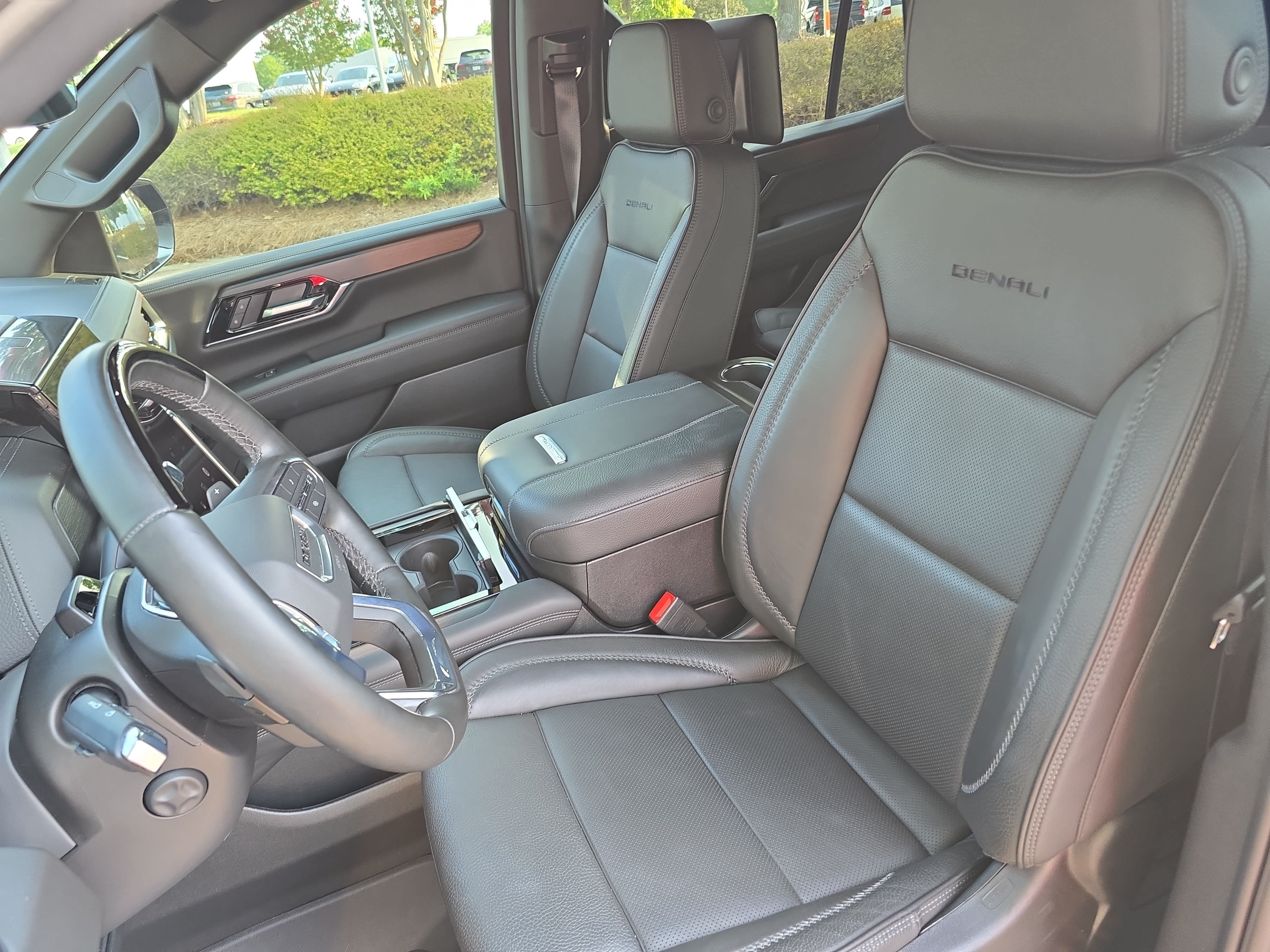 Used 2025 GMC Yukon Denali w/ Denali Reserve Package AWD/4WD image 16