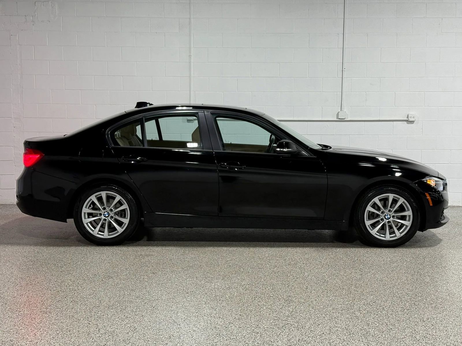 Used 2016 BMW 320i Sedan RWD image 5
