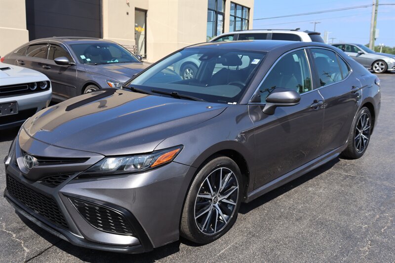 Used 2021 Toyota Camry SE w/ Carpet Mat Package (TMS) FWD image 3