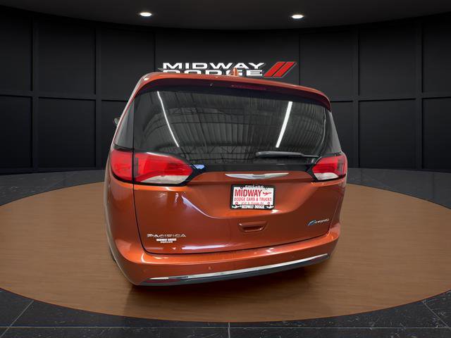 Used 2018 Chrysler Pacifica Touring-L FWD image 10