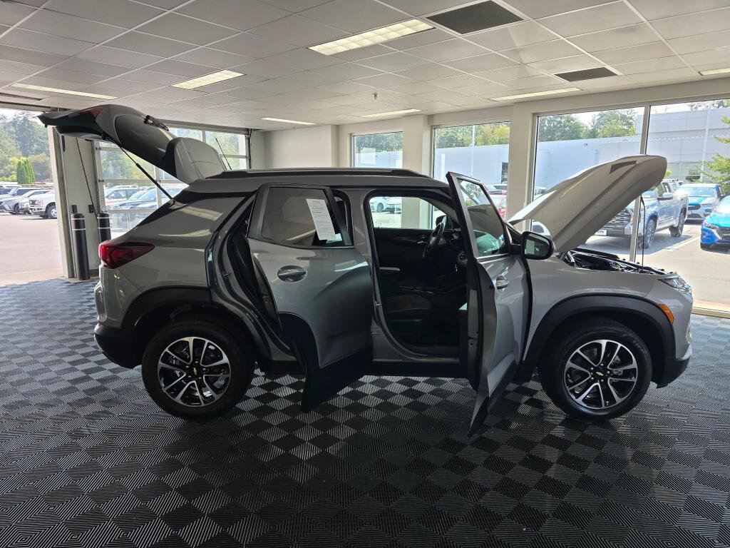 Used 2025 Chevrolet TrailBlazer LT AWD/4WD image 17