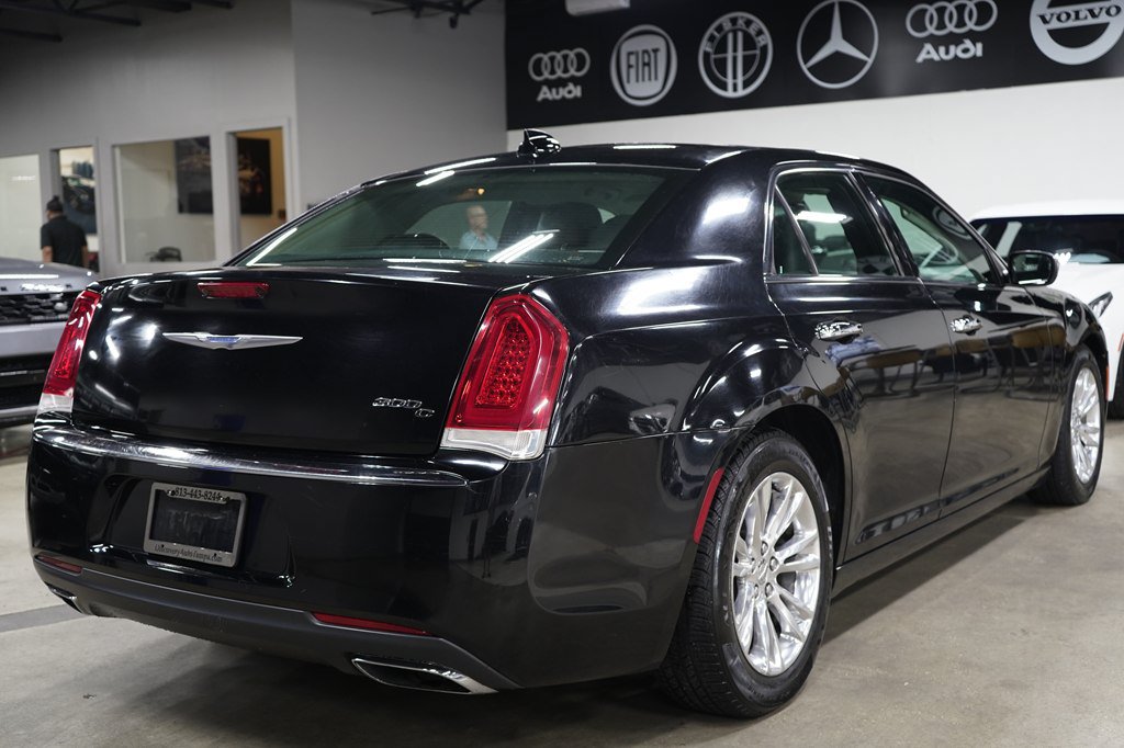 Used 2017 Chrysler 300 C RWD image 5