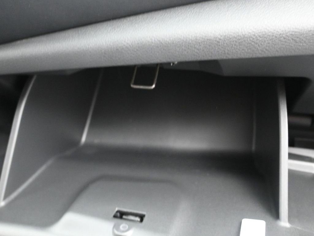 New 2025 Nissan Versa SR w/ Trunk Package FWD image 28