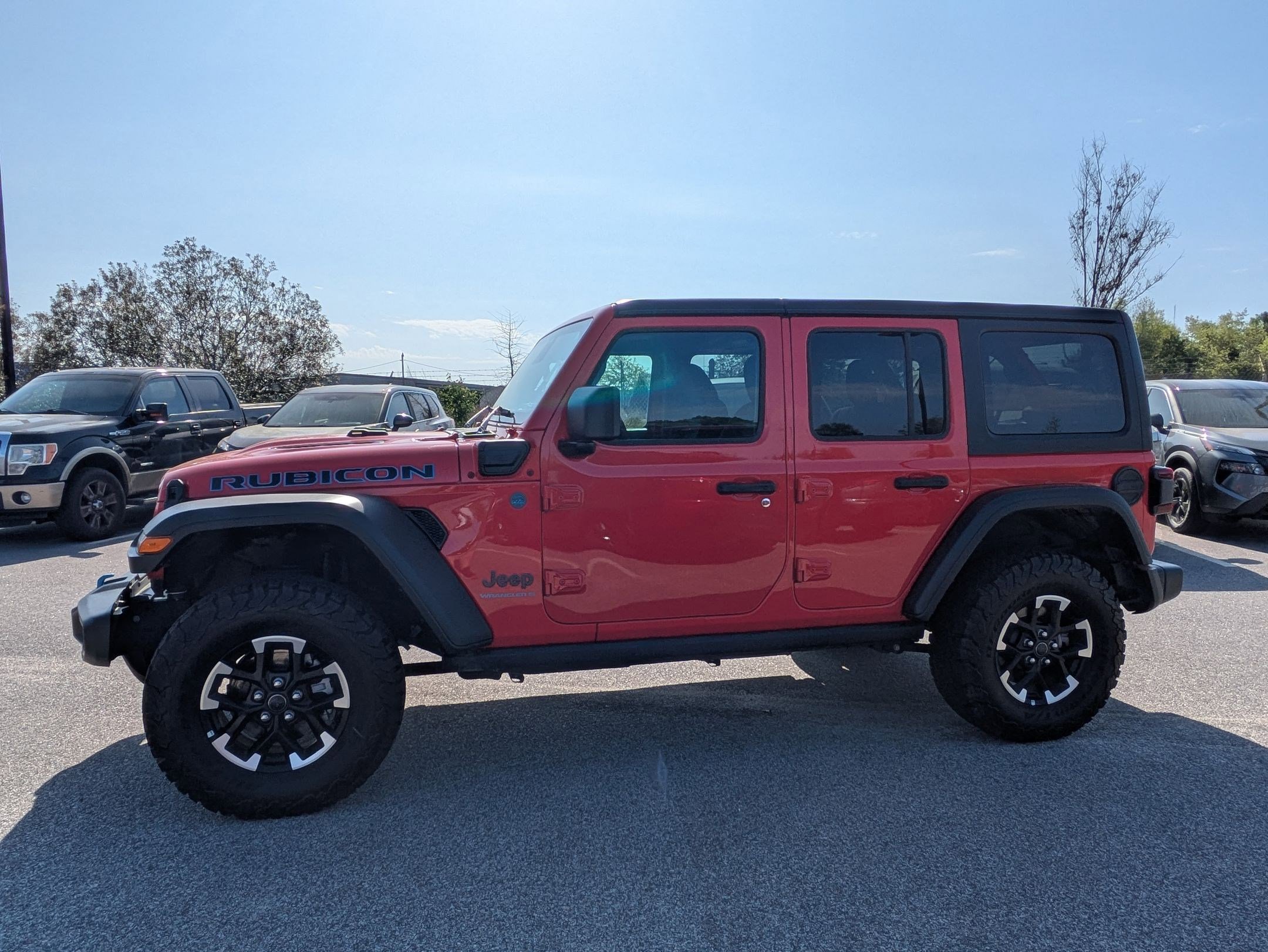 Used 2025 Jeep Wrangler Unlimited Rubicon 4xe w/ Convenience Group AWD/4WD image 7