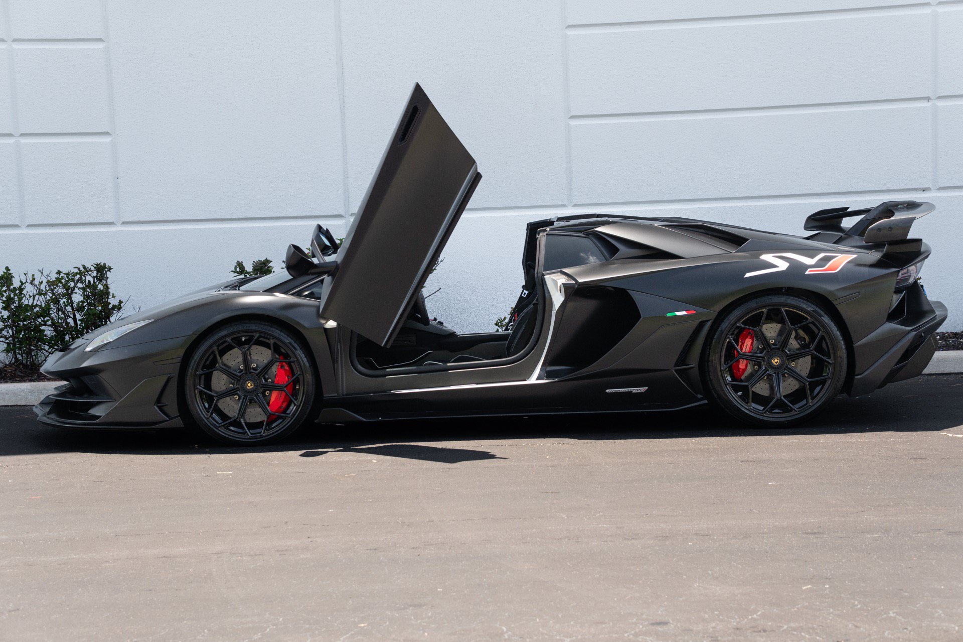 Used 2020 Lamborghini Aventador SVJ AWD/4WD image 38