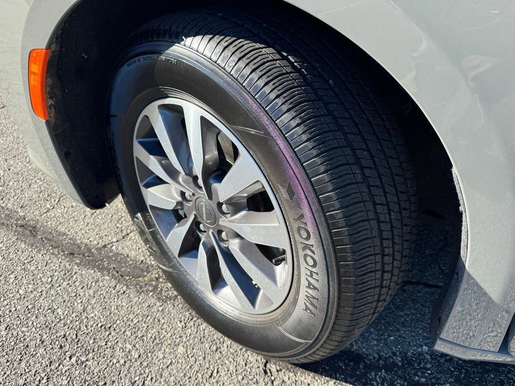 Used 2022 Chrysler Pacifica Touring-L image 43