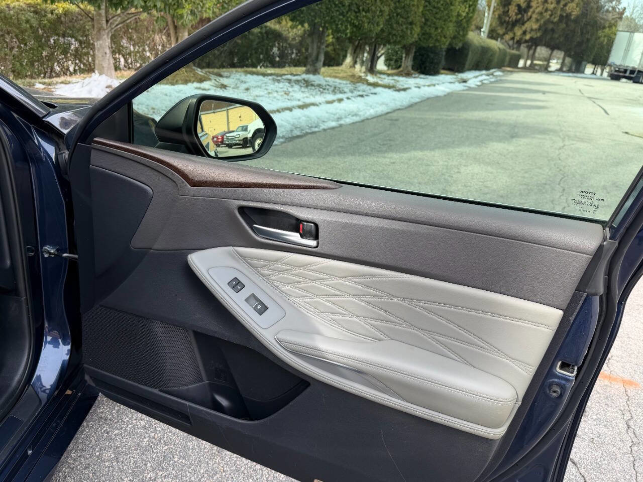 Used 2019 Toyota Avalon Limited image 29