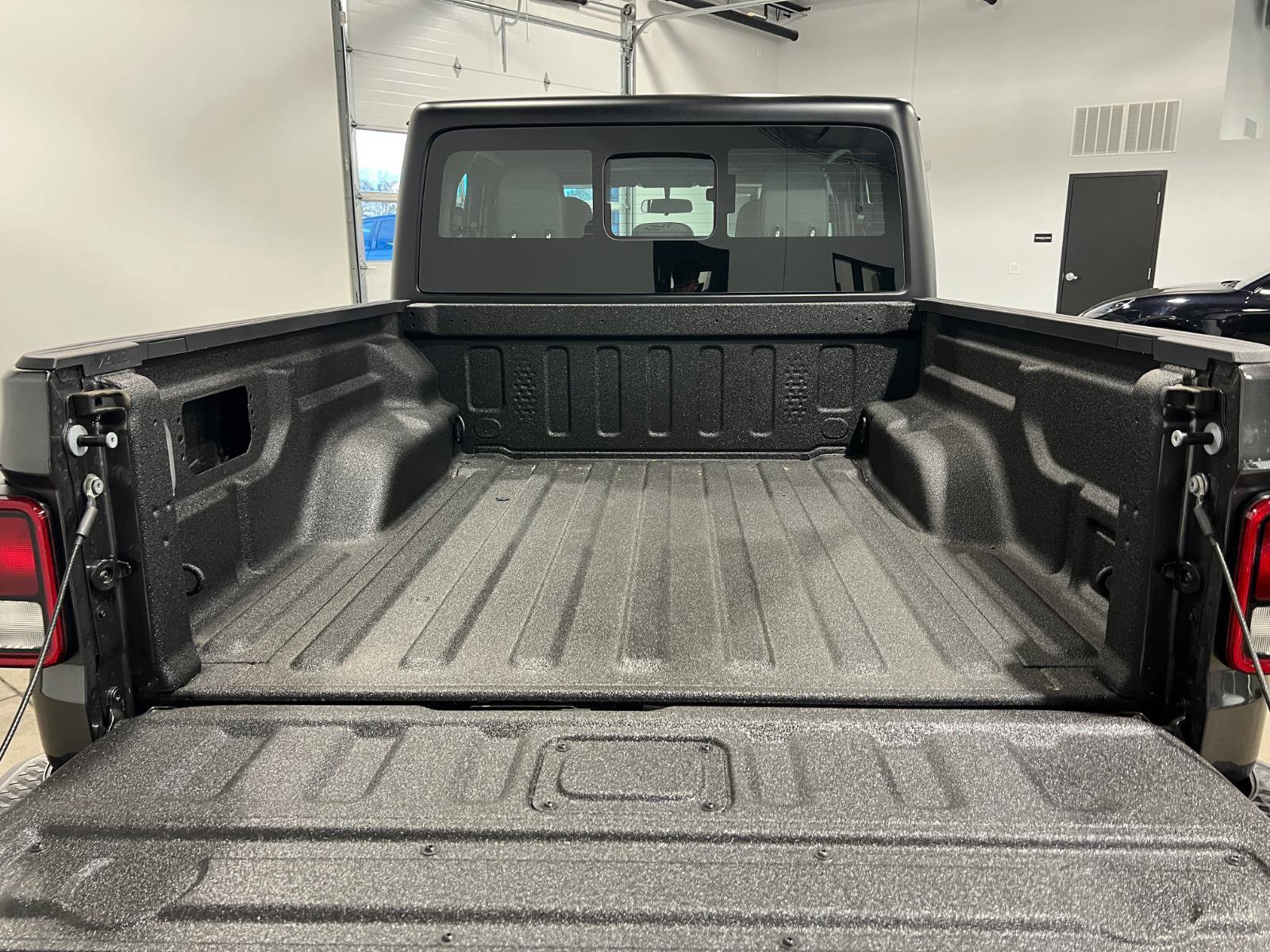 Used 2025 Jeep Gladiator Sport image 28