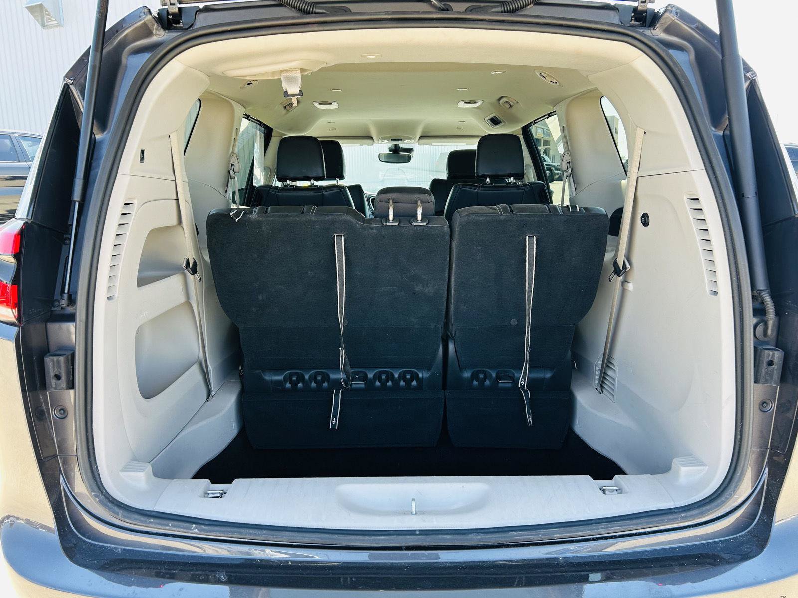 Used 2023 Chrysler Pacifica Touring-L FWD image 28