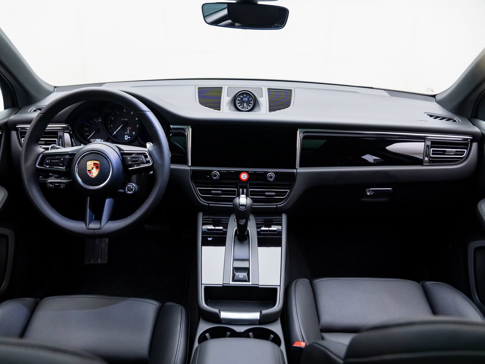 Certified 2026 Porsche Macan AWD/4WD image 11