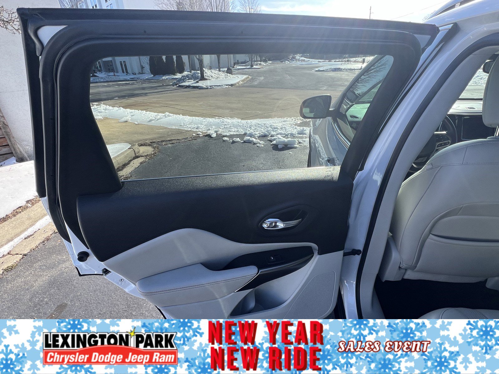 Used 2019 Jeep Cherokee Limited w/ Technology Group image 11