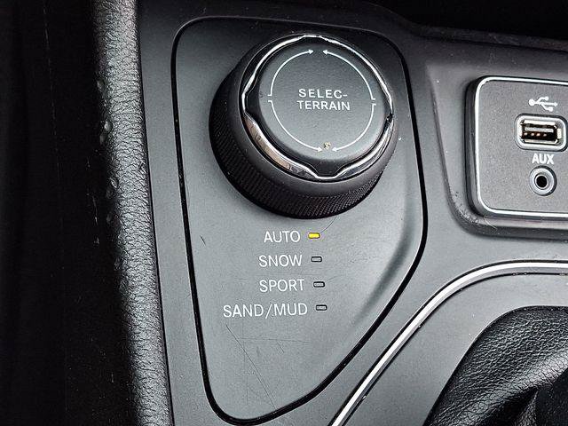 Certified 2019 Jeep Cherokee Latitude w/ Cold Weather Group AWD/4WD image 25