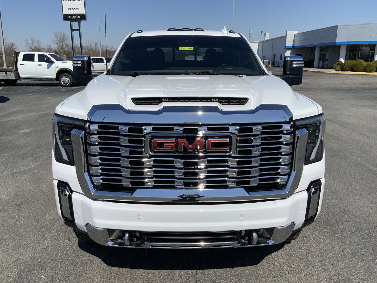 Used 2024 GMC Sierra 3500 Denali image 3