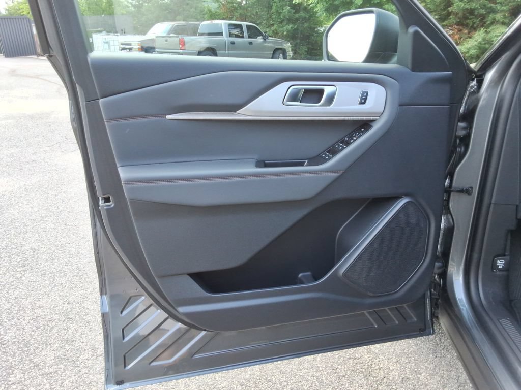 Used 2025 Ford Explorer Active RWD image 21