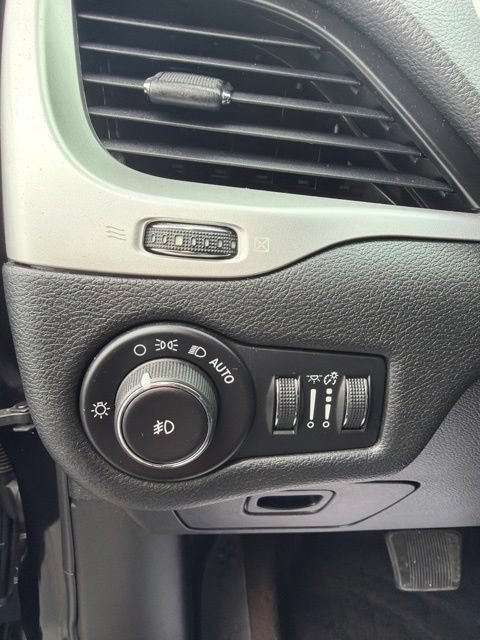 Used 2016 Jeep Cherokee Trailhawk AWD/4WD image 12