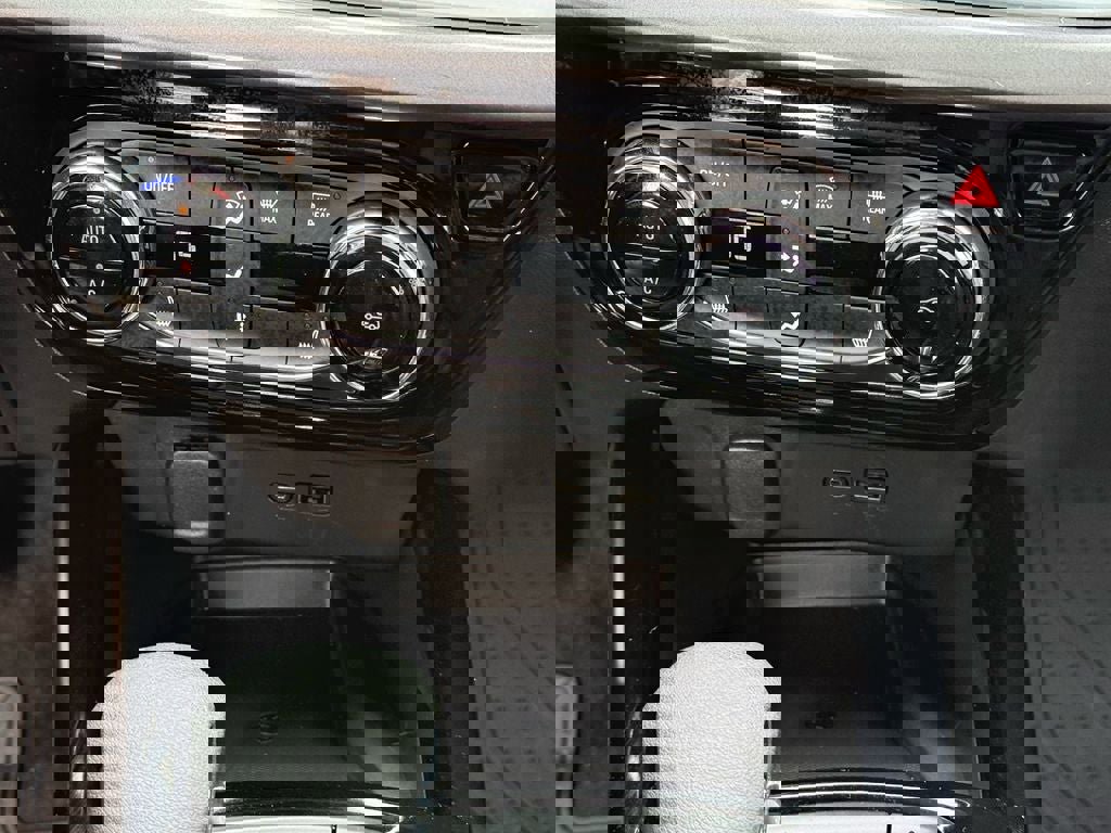 Used 2024 Chevrolet Trax ACTIV w/ Sunroof Package image 25