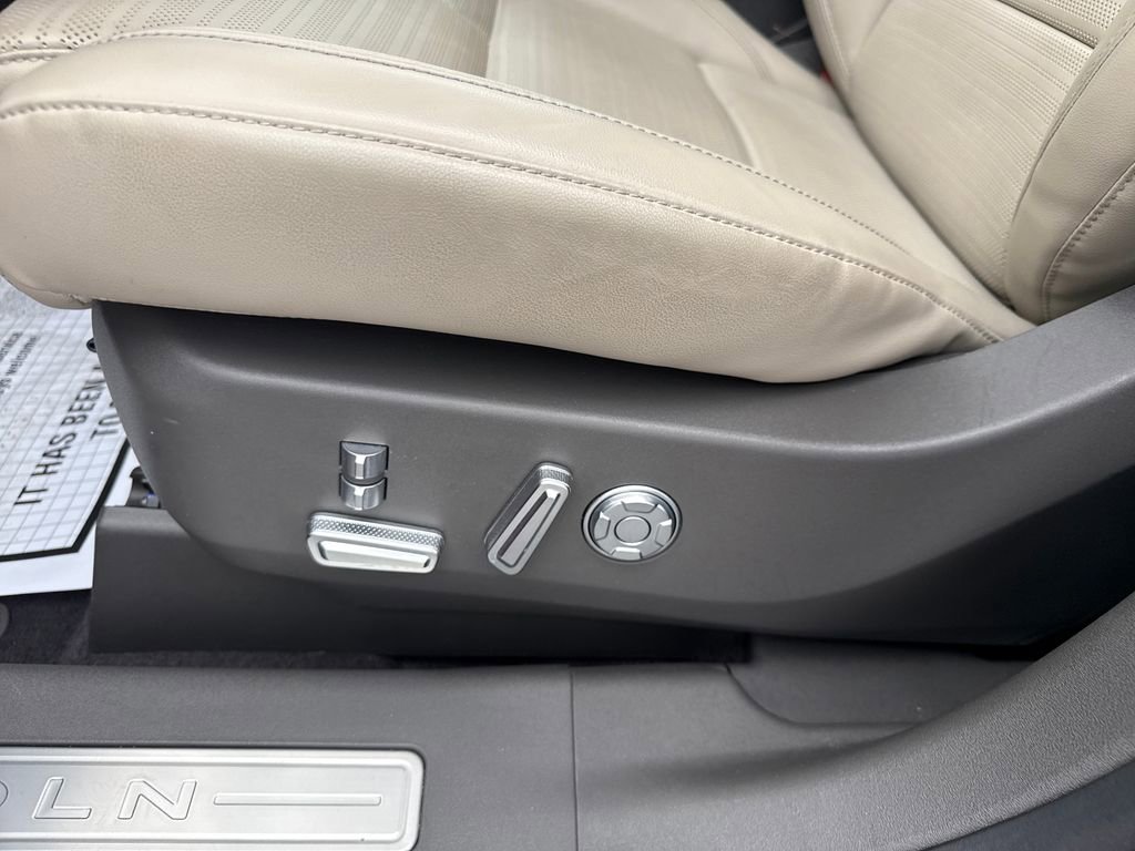 Used 2025 Lincoln Nautilus Reserve image 32