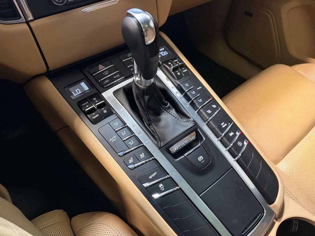 Certified 2017 Porsche Macan AWD/4WD image 10