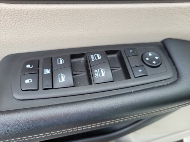 Used 2023 Chrysler Pacifica Touring-L image 22