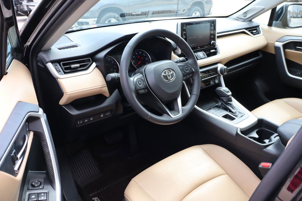 Used 2020 Toyota RAV4 XLE Premium image 13