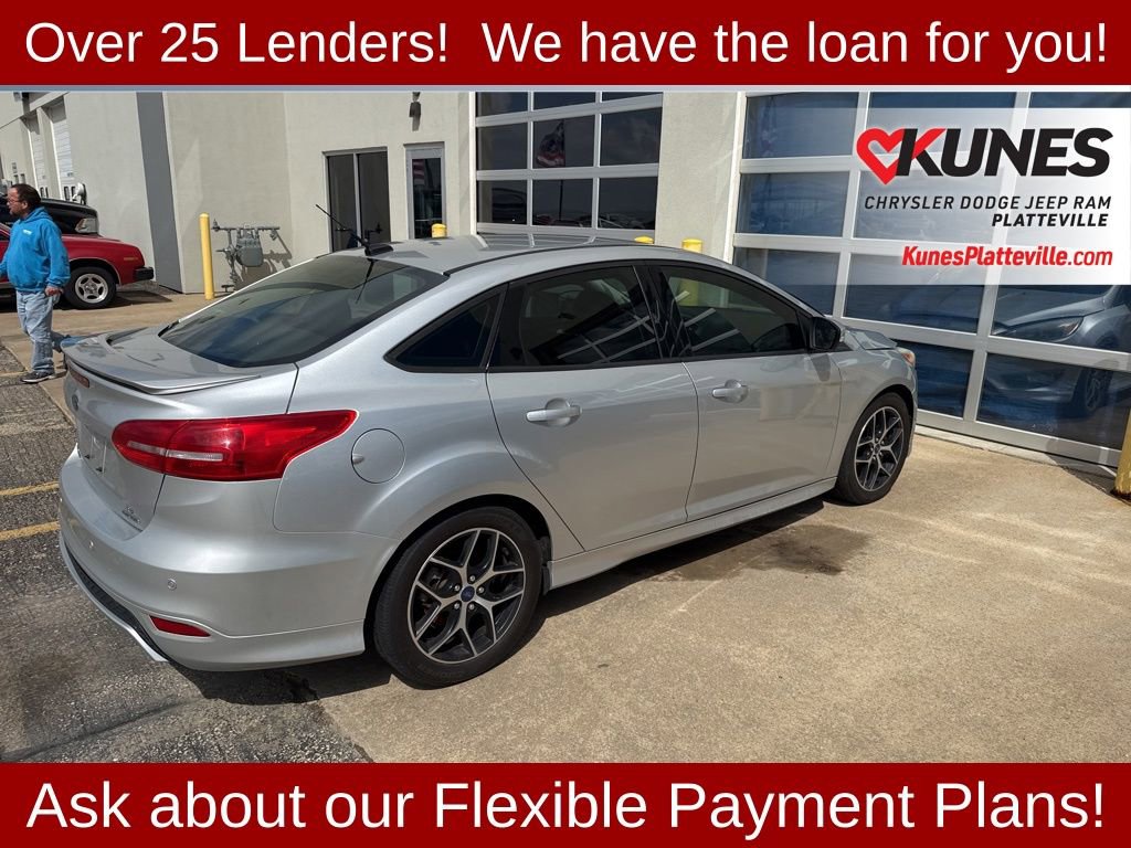 Used 2015 Ford Focus SE w/ SE Sport Package FWD image 4