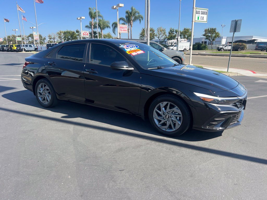 Used 2025 Hyundai Elantra Hybrid FWD image 5