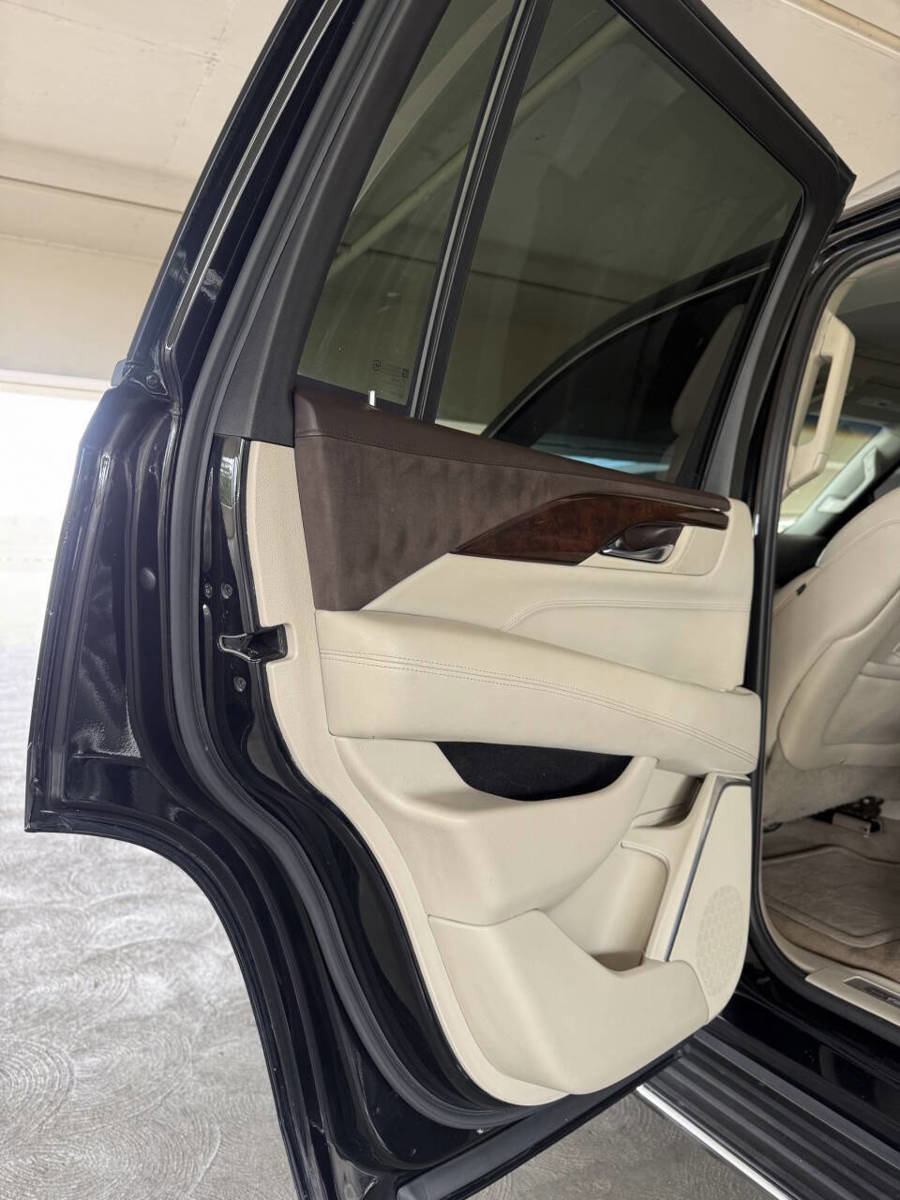 Used 2015 Cadillac Escalade Luxury AWD/4WD image 33