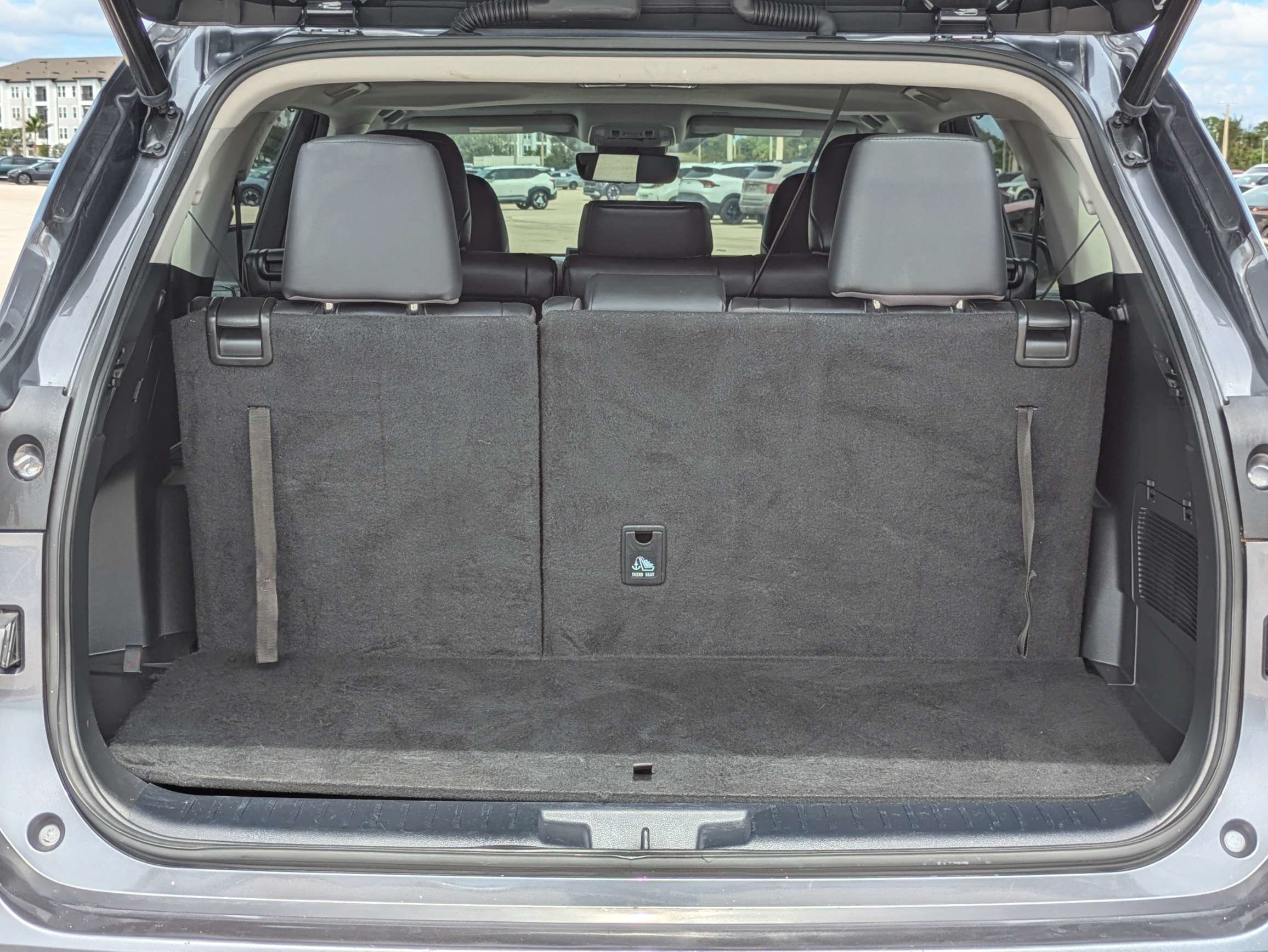 Used 2023 Toyota Highlander XLE FWD image 13