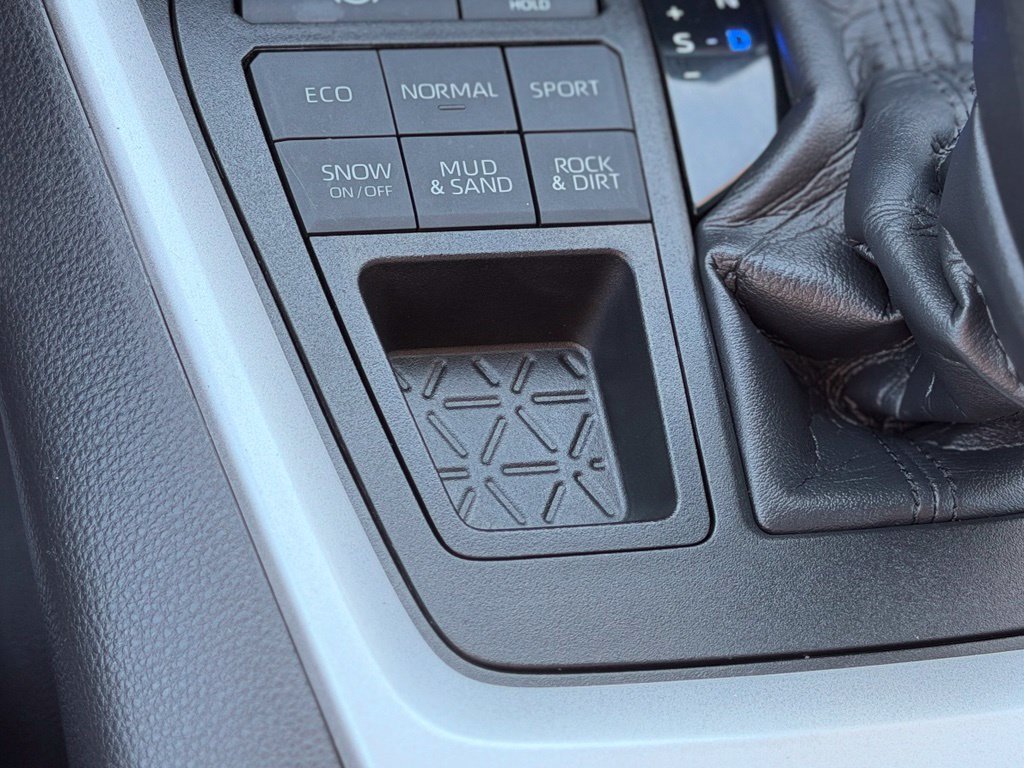 Used 2021 Toyota RAV4 LE AWD/4WD image 19