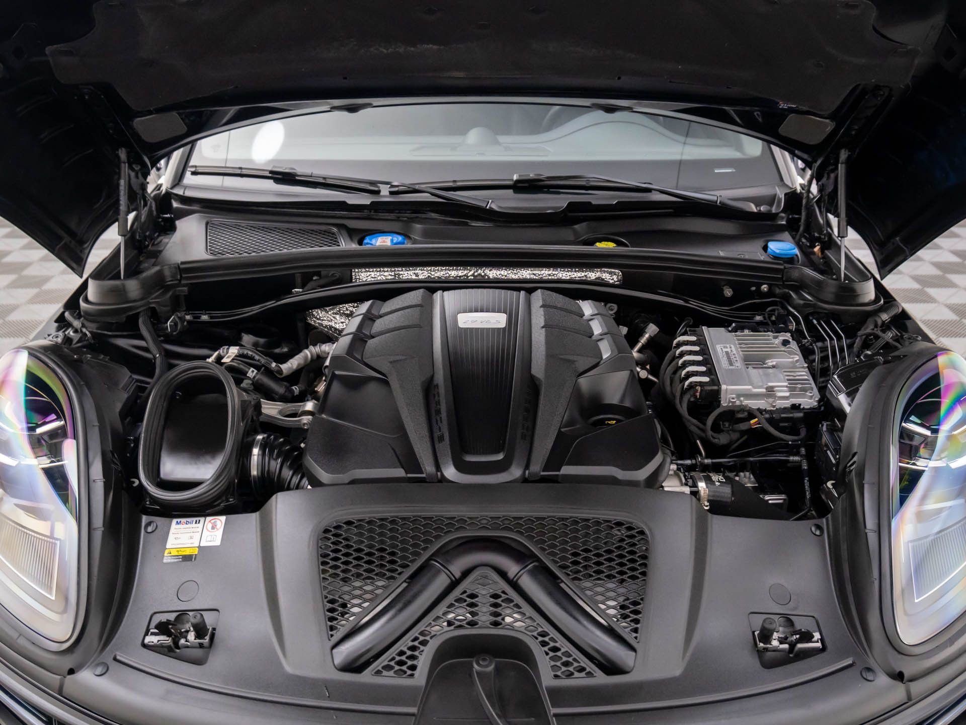 Certified 2023 Porsche Macan S image 27