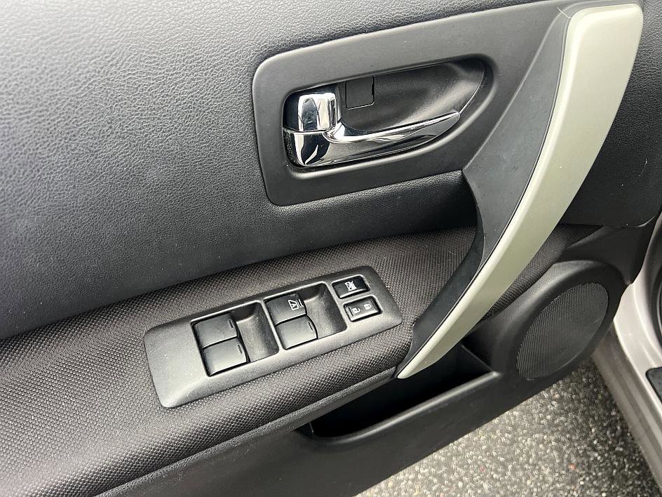 Used 2012 Nissan Rogue SV w/ Premium Pkg image 17