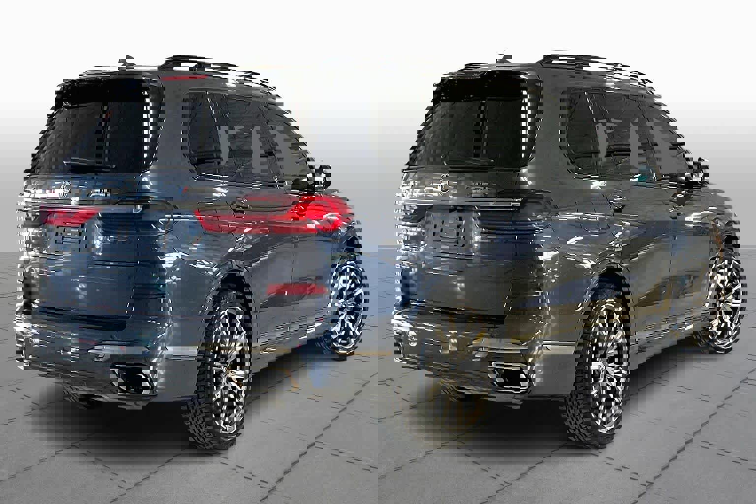 Used 2021 BMW X7 M50i w/ Executive Package image 12