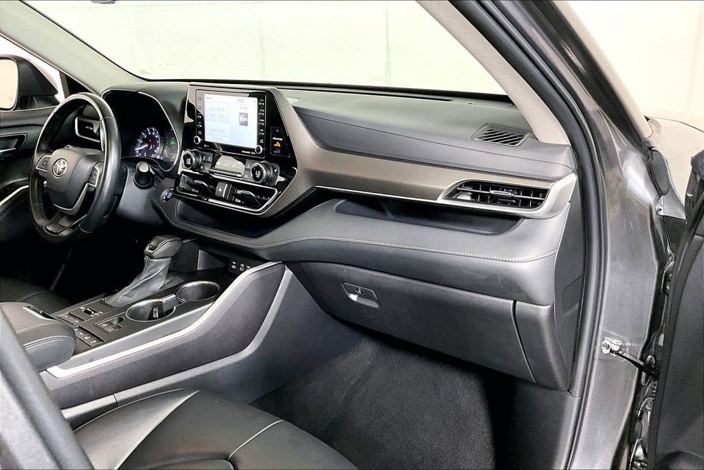 Used 2022 Toyota Highlander XLE image 16