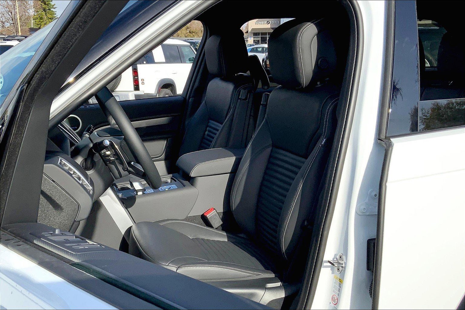 New 2025 Land Rover Discovery Dynamic SE image 10