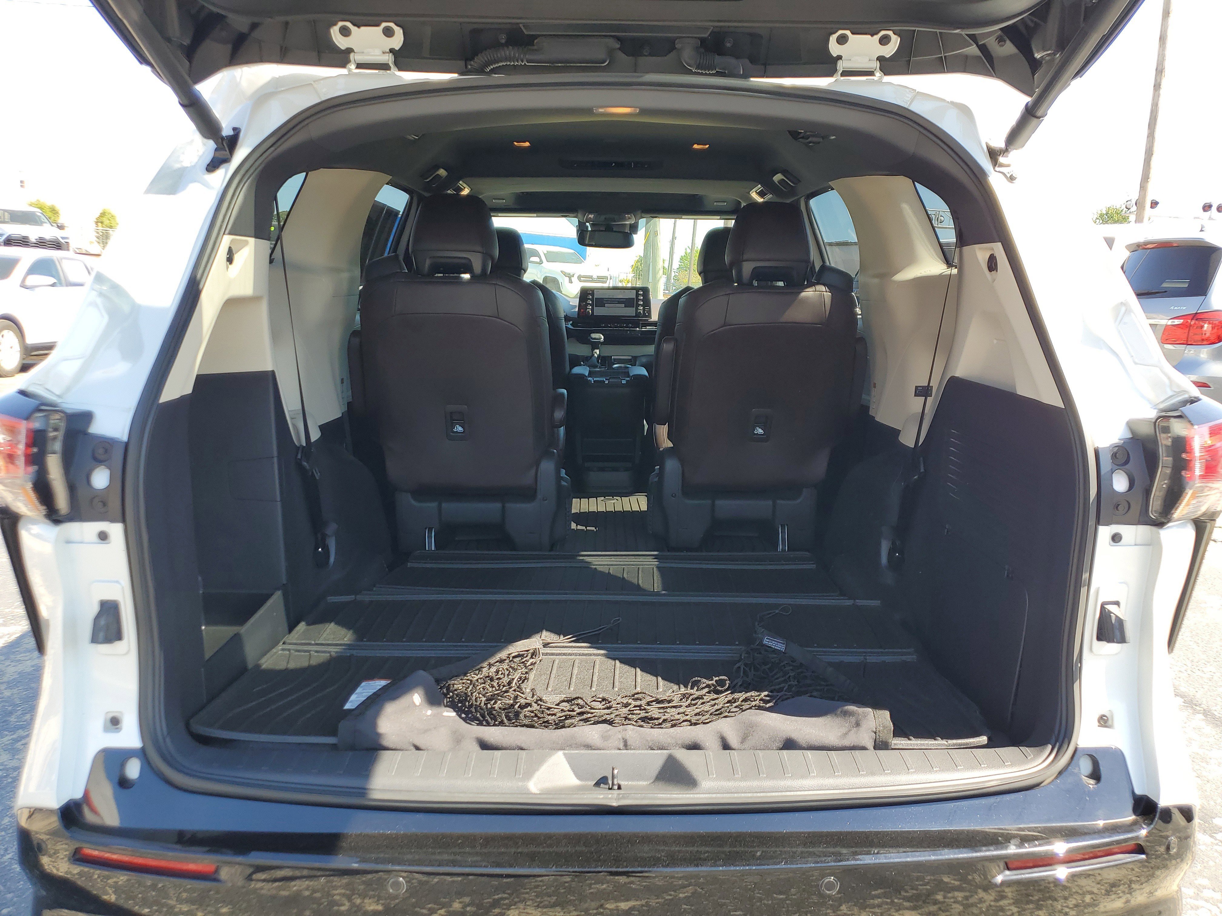 Used 2023 Toyota Sienna Platinum image 9