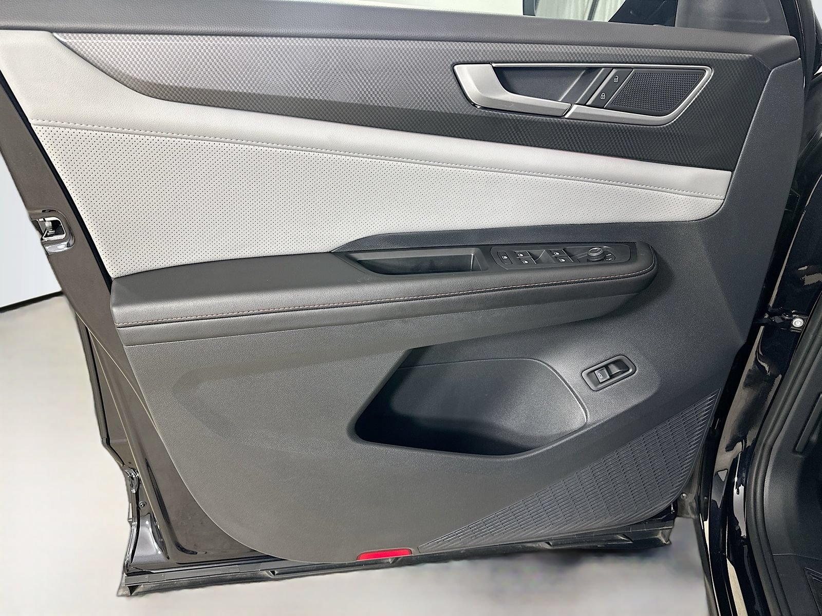 Certified 2024 Volkswagen Atlas Peak Edition SEL AWD/4WD image 17