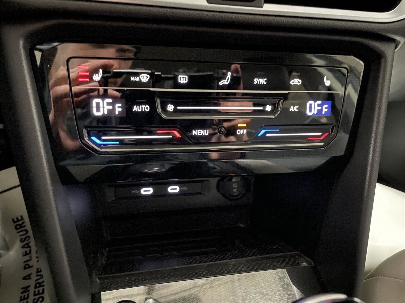 Used 2025 Volkswagen Taos SE image 29