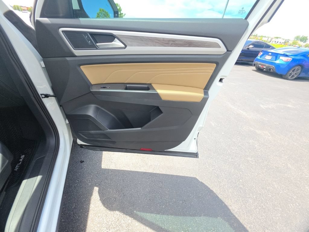 Used 2022 Volkswagen Atlas Cross Sport SE FWD image 31