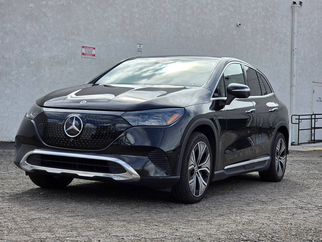 Used 2023 Mercedes-Benz EQE 350+ SUV w/ Exclusive Trim Package image 8