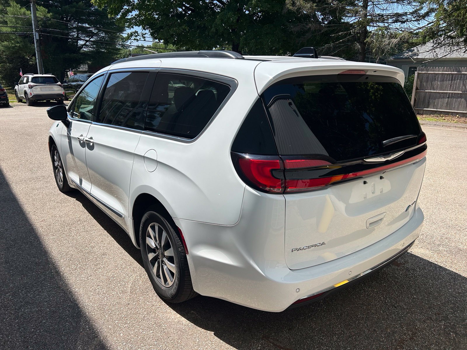 Used 2023 Chrysler Pacifica Limited w/ Uconnect Theater Family Group FWD image 9