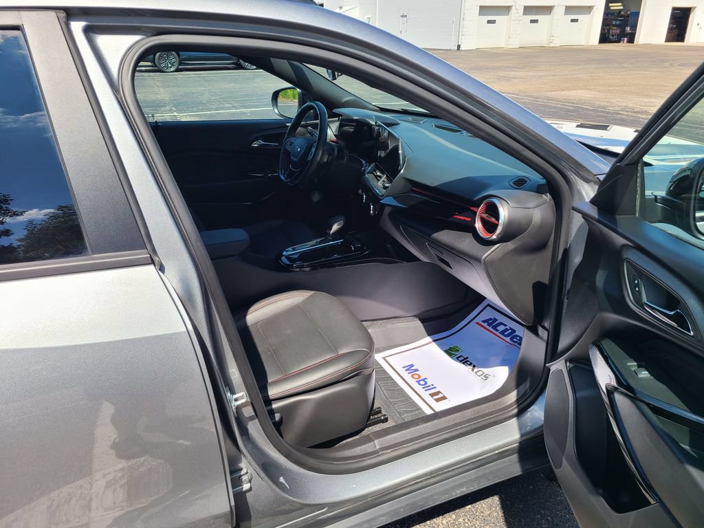 Used 2025 Chevrolet Trax RS FWD image 11