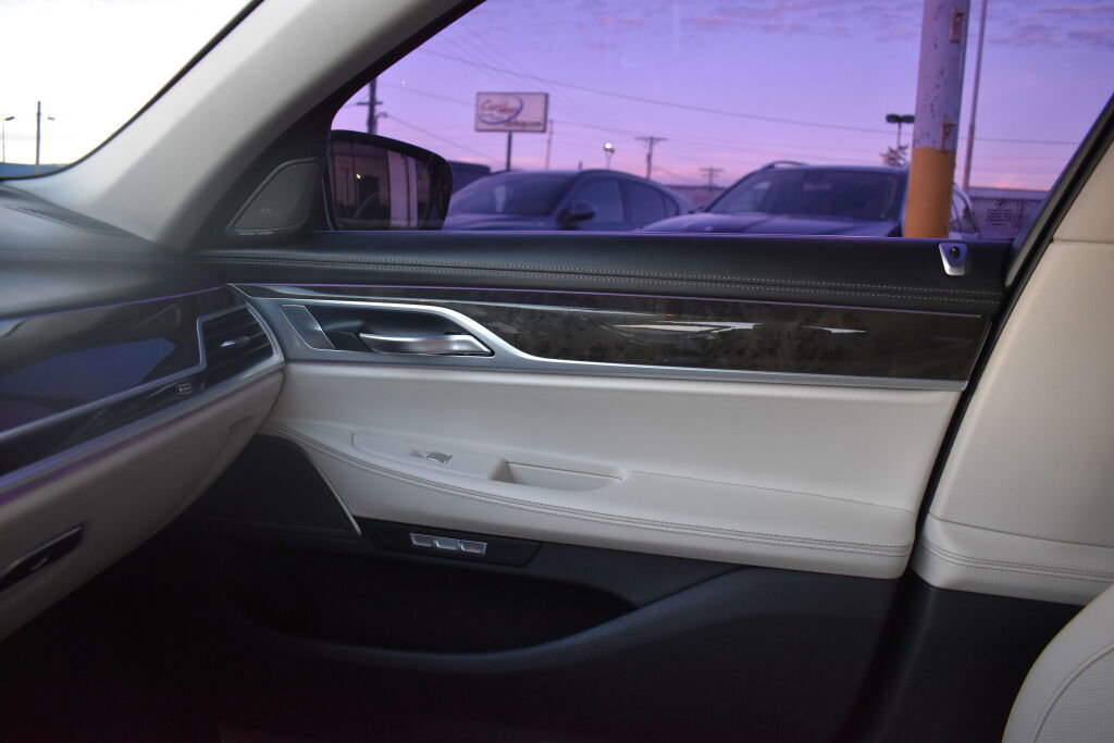 Used 2017 BMW 740i image 25