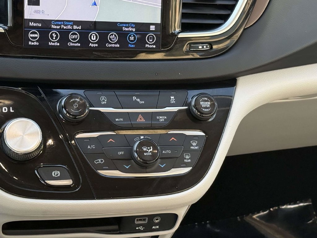 Used 2018 Chrysler Pacifica Touring-L Plus w/ Tire & Wheel Group FWD image 21