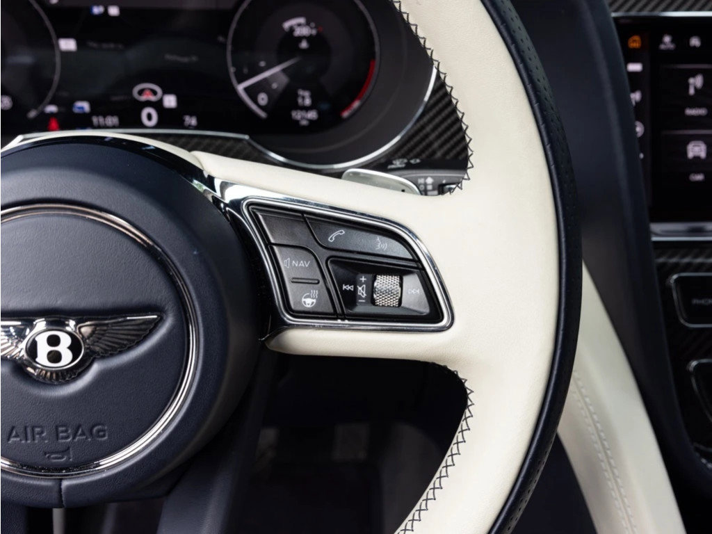 Used 2023 Bentley Bentayga image 32