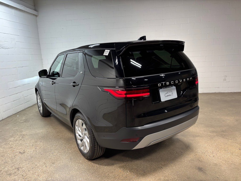 Used 2025 Land Rover Discovery S image 9