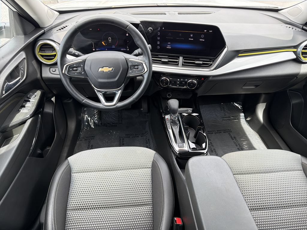 Used 2024 Chevrolet Trax LT w/ LT Convenience Package FWD image 2