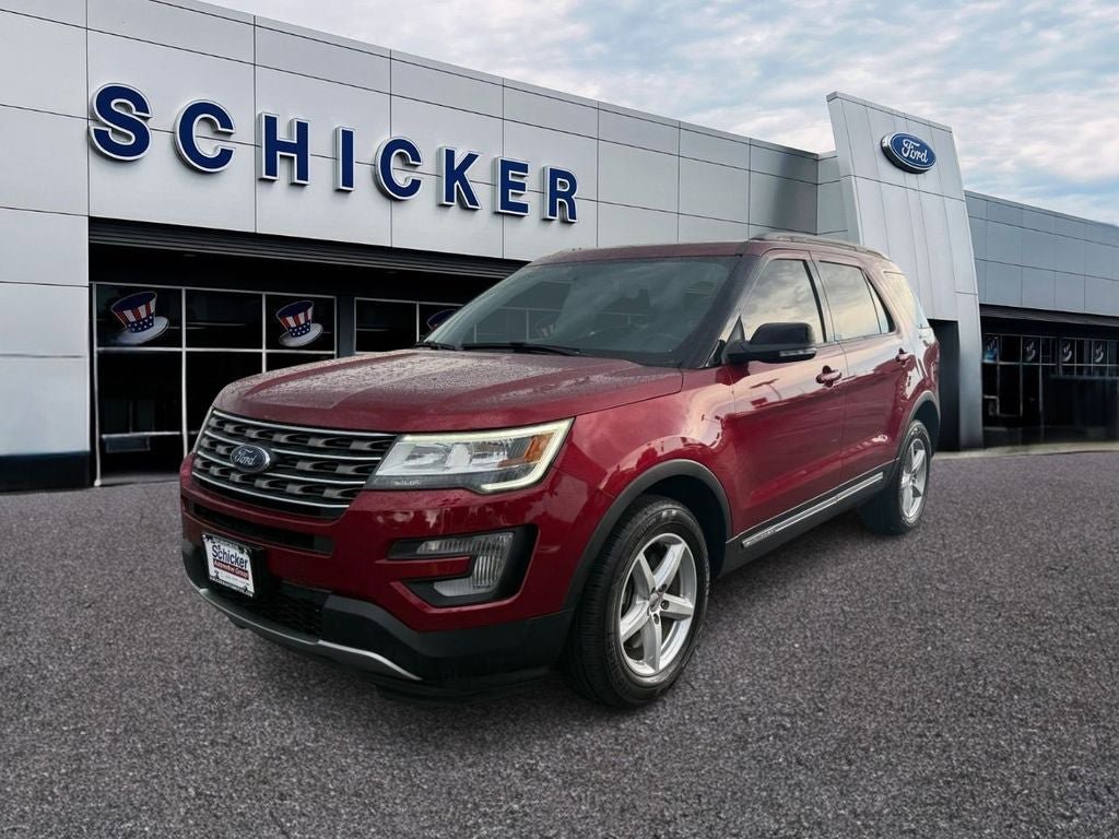 Used 2017 Ford Explorer XLT w/ Equipment Group 202A AWD/4WD image 4