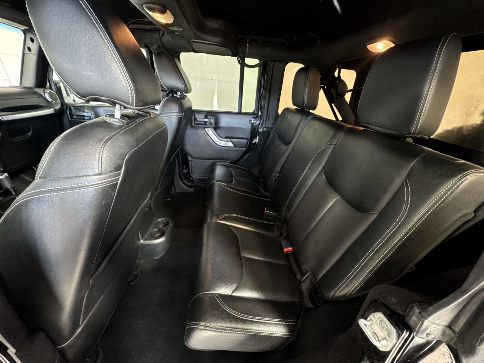 Used 2016 Jeep Wrangler Unlimited Rubicon w/ Connectivity Group AWD/4WD image 22
