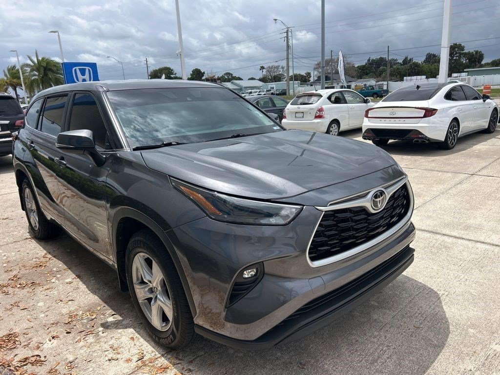 Used 2023 Toyota Highlander LE image 3